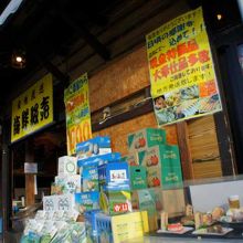 食堂はこの右側の階段を上がったところのようです。