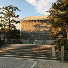 補修工事中の法隆寺中門。