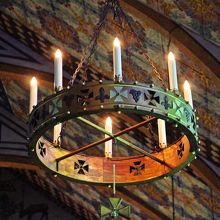 蝋燭(ランプ)の灯が天井装飾を浮かび上がらせる