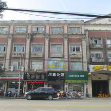 真ん中の暗い入り口