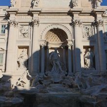 朝は影が邪魔ですが、人は少ない