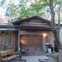 敷地内でうどんが食べれる　開化亭