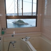 部屋風呂から見た明石海峡大橋