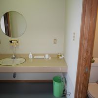 客室の洗面台とトイレ
