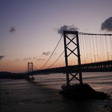 部屋から見た朝焼けの明石海峡大橋①