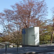 バス停目の前です