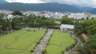 天守から見ると、大きさがわかります。