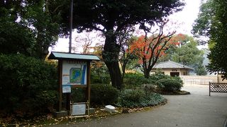 公園の真中に池があり、回遊式庭園です