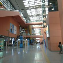 この到着ロビーの４階までの吹き抜け！