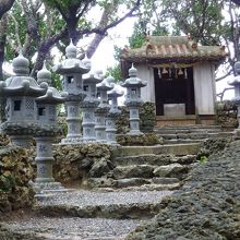 灯篭に囲まれた観音堂の祠