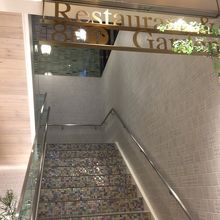 7階からこの階段を登って行きます