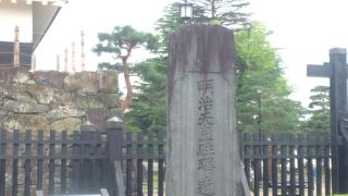 太鼓門の隣です。