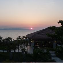 窓から島影に沈む夕日が見えました