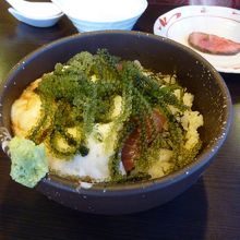 山かけ丼には海ぶどうが載っていました