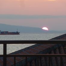 店内から見える景色、沈む夕日