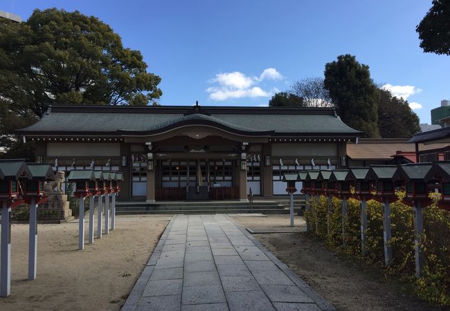 住宅と工場の中の大きな神社です