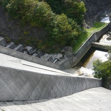 ダム堤体上から下流側を覗く