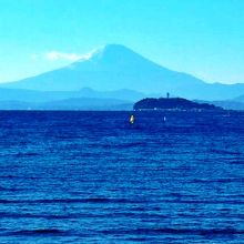 逗子海岸から 富士山と江ノ島が重なって見える