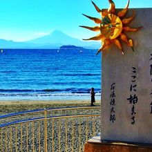 太陽の季節碑のある地点から見る 富士山