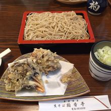まいたけの天ぷらと蕎麦