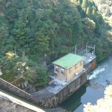 ダム堤体上より下流側を覗く