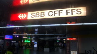 空港に直結していて本数も多くてとても便利な駅です