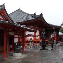 町の中の小さなお寺です。