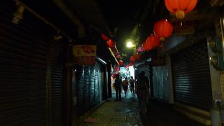 ７時を過ぎるとシャッターを下ろした店が多くなる。