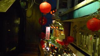 阿妹茶樓を出たら豎崎路は朝の通勤電車のような超混雑