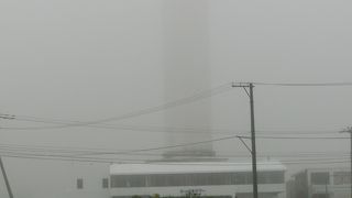 霧の中に霞んで聳えていましたが、霧がなければ・・・