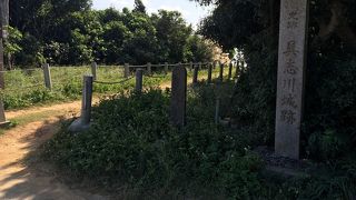 観光地化されていないが、海べりにあり見晴らしも良く、綺麗な石垣が残る歴史を感じられる城跡。