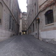 石畳道が続き、欧州の旧市街らしさを楽しめます