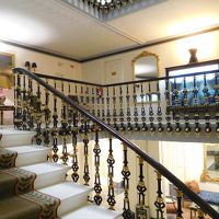 各階踊り場も素敵なインテリア。