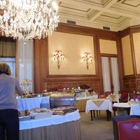 朝食レストランも美しい部屋で。