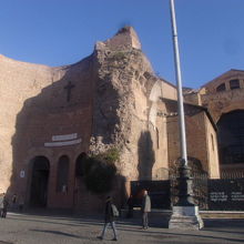 遺跡と見紛える程の入口の独自の外観です