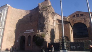 浴場跡を巧みに利用した、独特の風情が漂う教会です