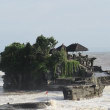 波の上に浮かんでいる寺院