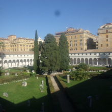 巨大な中庭を配した、ミケランジェロの回廊の様子
