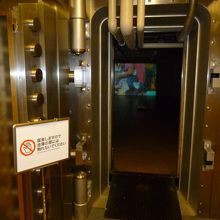 扉が歪んでるの分かります？