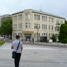 ビルのカーブがアールデコの時代を彷彿とさせる