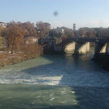 橋から望むパラティーノ橋と”壊れた橋”の遠景