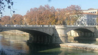 ティヴェレ川の景観を楽しむのに良い橋です