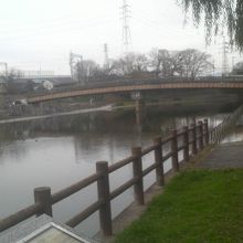 公園の奥には水路があり、静かでいい雰囲気です