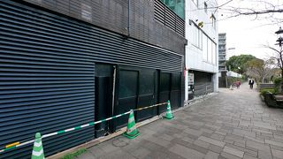 ここからは飯田丸5階櫓の全貌や天守がよくわかる．壊れて痛々しい．