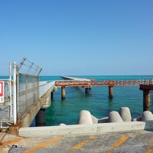 青い海に向かって桟橋が延びています
