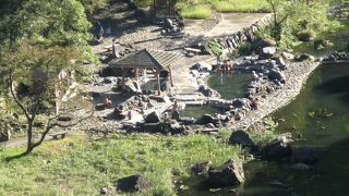 ダムを見上げながら入れる野趣あふれる露天風呂