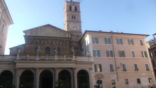 トラステヴェレ地区を代表する教会の一つです