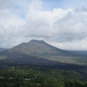 バトゥール湖に映える山