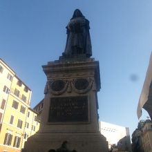 中央にあるジョルダーノ・ブルーノの像の様子