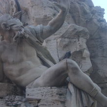 それぞれが世界の四つの大河を表現しているそうな・・・。